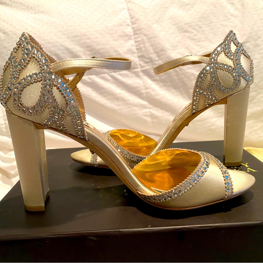 Badgley Mischka Kelly Ivory Satin pumps size 9